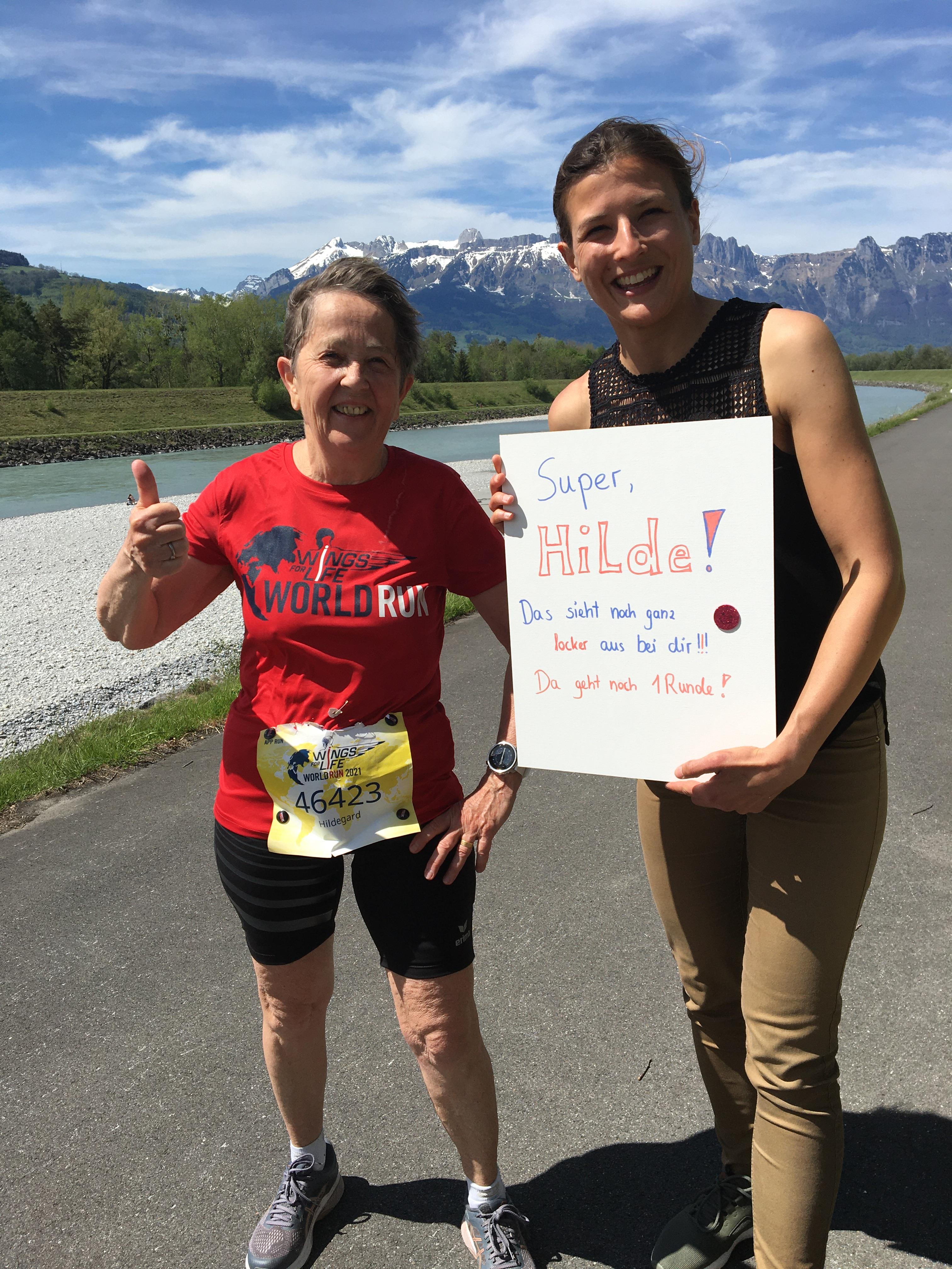 Hilde und Tina mit Plakat